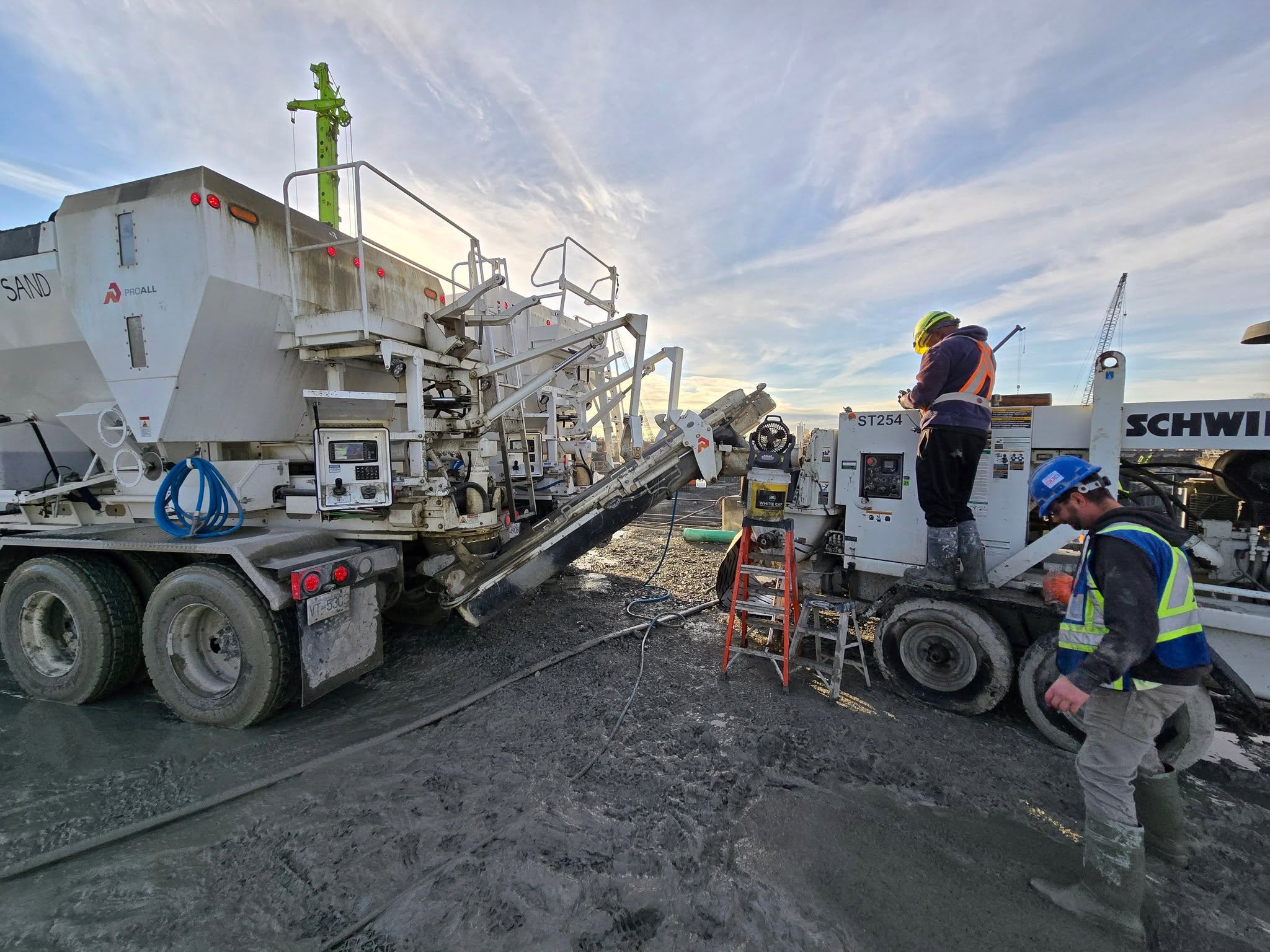 SCI volumetric mixer supplying concrete to CFA drilling equipment on site